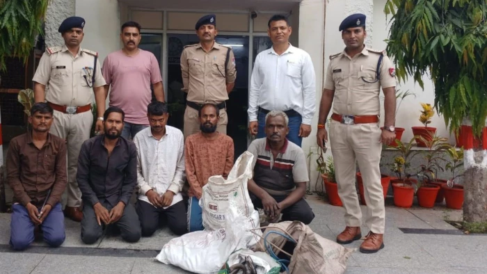 जबलपुर में रेलवे यार्ड से चोरी करने वाले गिरोह का राजफाश, माल खरीदने वाला कबाड़ी समेत पांच गिरफ्तार