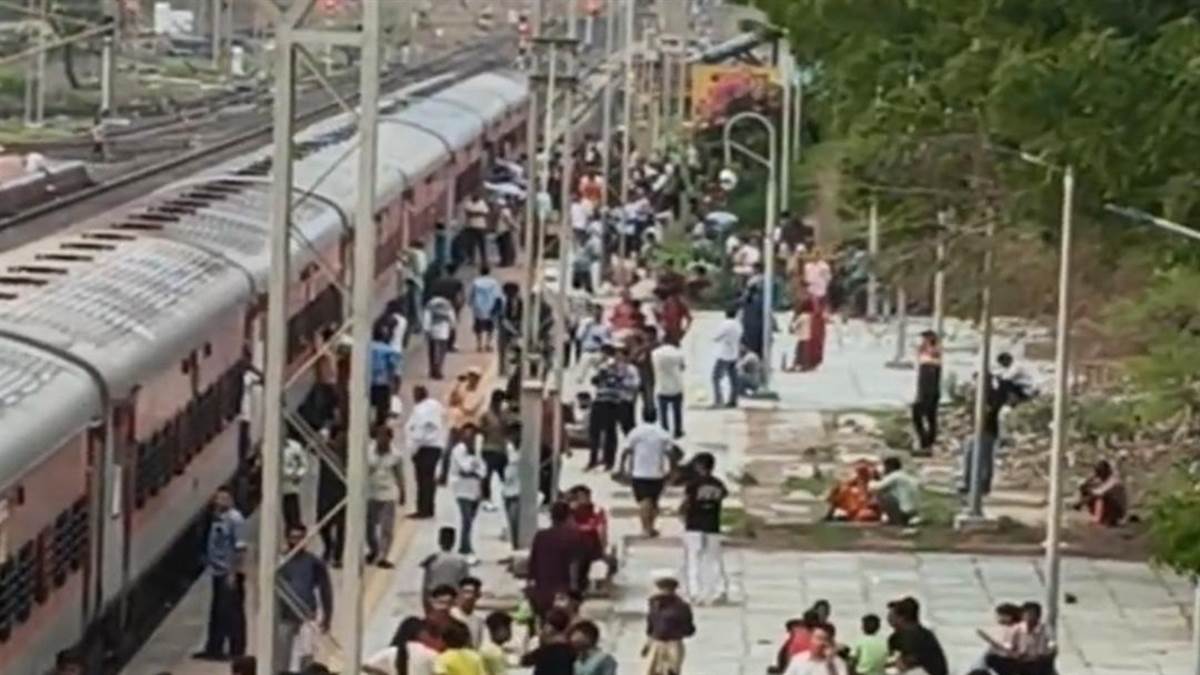 मुंबई-पुणे रूट पर भारी बारिश का कहर: स्वर्णमंदिर मेल बामनिया में अटकी, कई ट्रेनें डायवर्ट