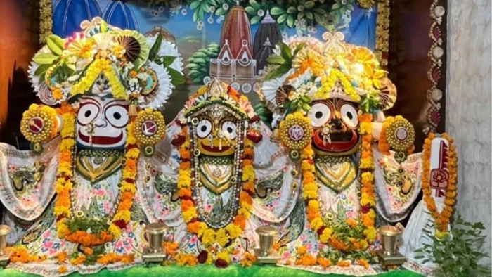 इंदौर के इस्कॉन मंदिर में भगवान जगन्नाथ, बलभद्र और सुभद्रा को चढ़ा तेज बुखार, थर्मामीटर से मापकर पिला रहे काढा