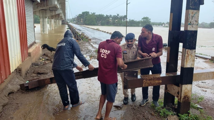 भारी बारिश से रायपुर-दुर्ग के बीच सड़क संपर्क प्रभावित, SDRF ने संभाला मोर्चा,  सिरसा गेट बंद, महमरा एनीकेट के ऊपर चार फुट पानी