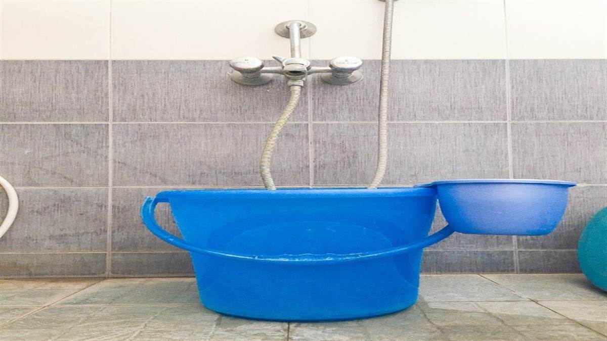 Vastu Tips: बाथरूम में रखी बाल्टी बन सकती है आर्थिक संकट का कारण, जानें क्या कहता है वास्तु शास्त्र