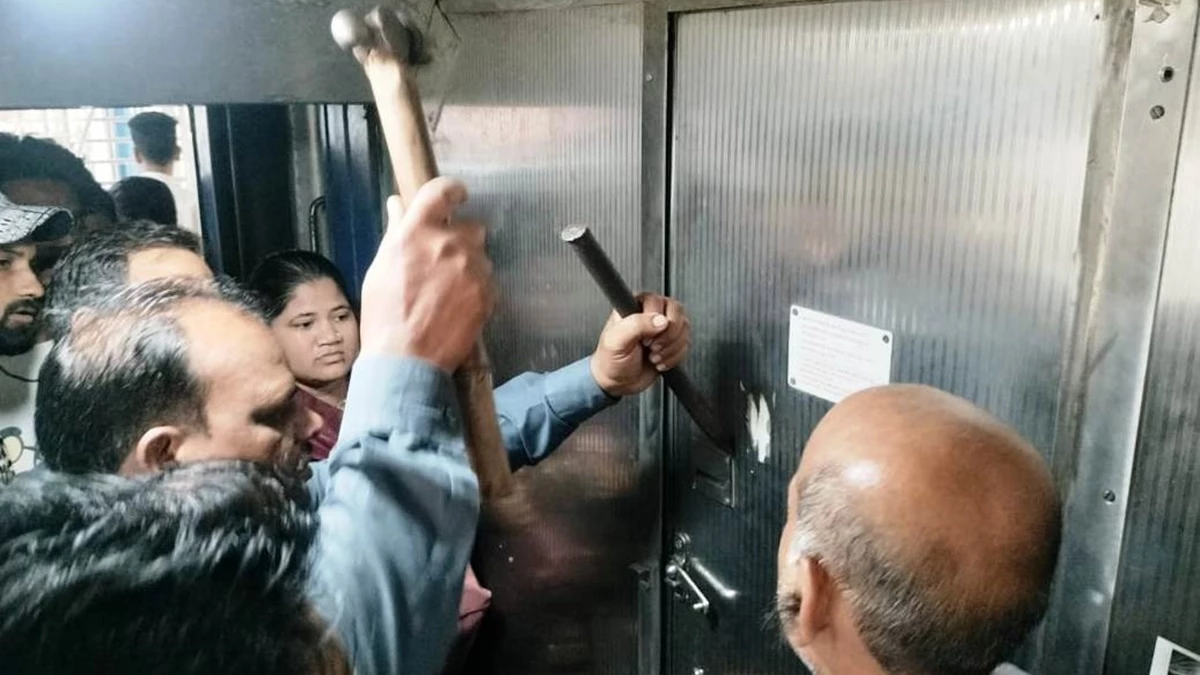 कोटा जा रही मेमू ट्रेन के टाॅयलेट में फंसी मासूम, 10 मिनट में गेट तोड़कर निकाला