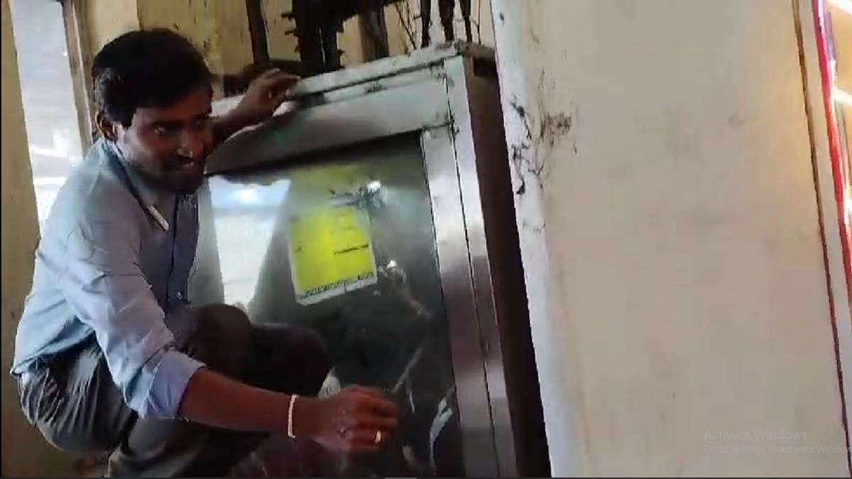 रायपुर रेलवे स्टेशन में बड़ा हादसा टला, मासूम सहित पांच यात्री लिफ्ट में फंसे, कांच तोड़कर सुरक्षित बाहर निकाला