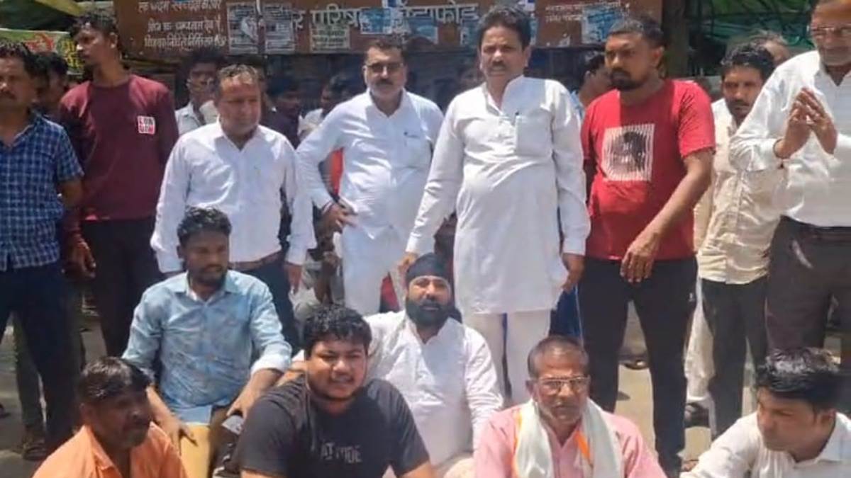 Dewas News: नर्सरी में काम करने जा रहीं महिला श्रमिकों की ट्राली पलटी, 30 से ज्यादा घायल