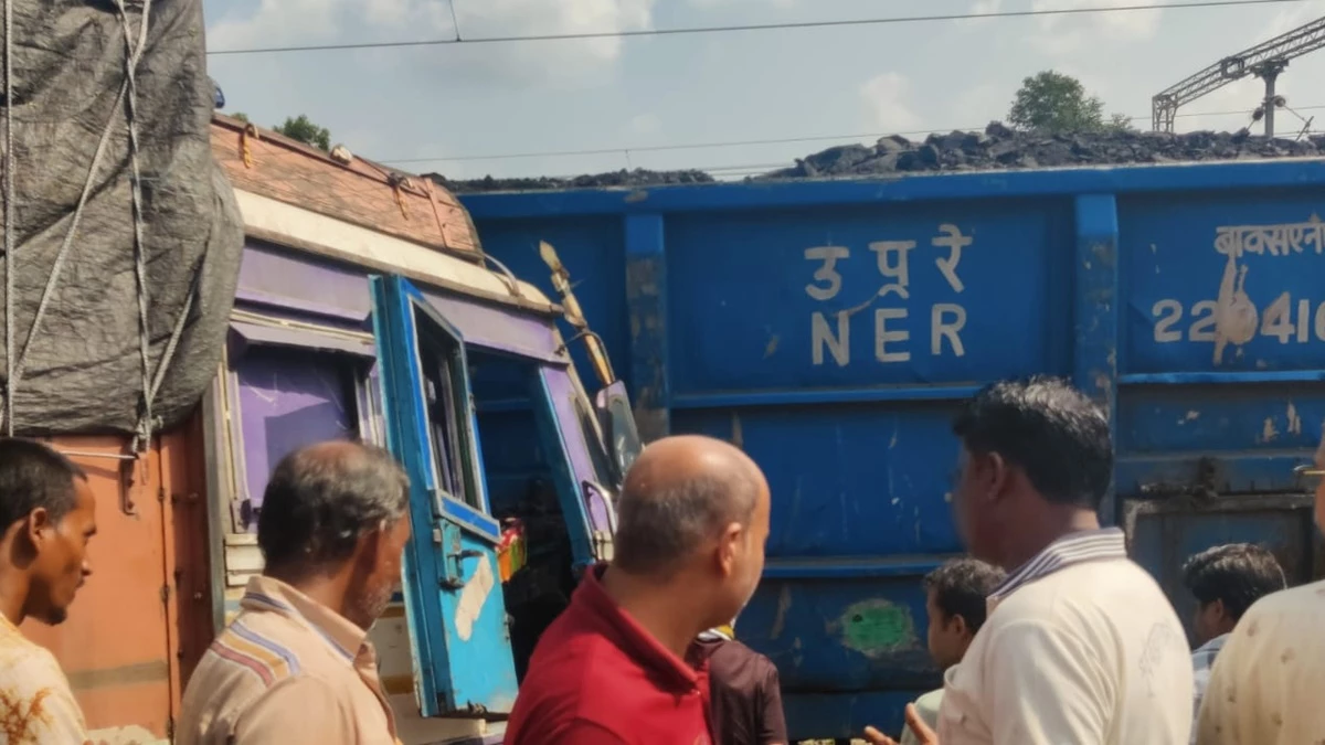 ट्रक का ब्रेक हुआ फेल, लोगों की जान बचाने ड्राइवर ने रेलवे स्टेशन की तरफ मोड़ा तो मालगाड़ी से टकराया