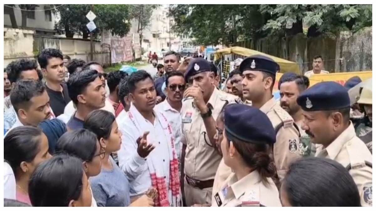झमाझम बारिश में पुलिस के विरुद्ध प्रदर्शन, नौ अगस्त तक गिरफ्तारी नहीं हुई तो अंबिकापुर में उग्र आंदोलन की चेतावनी