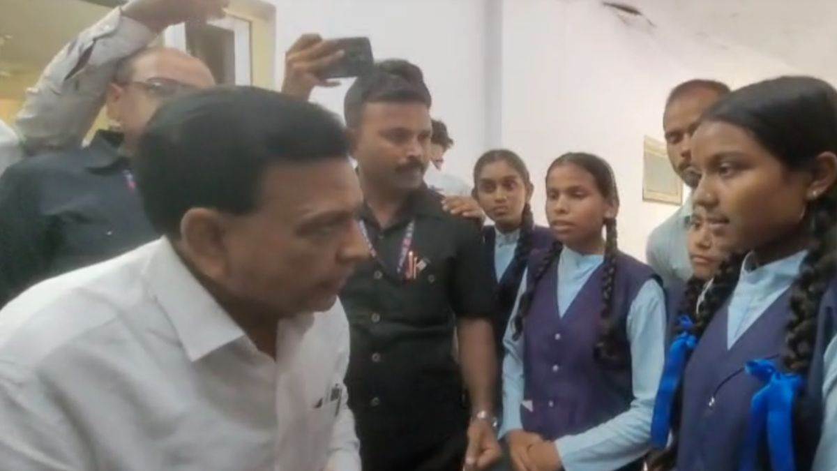 'सर, हमारी सड़क बनवा दो... हमारी प्रॉब्लम सुनो', एमपी के देवास सर्किट हाउस में पहुंचकर जेन अल्फा ने उप मुख्यमंत्री को घेरा