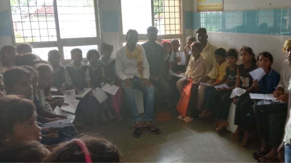 खंडवा में कन्या छात्रावास अधीक्षक और कर्मचारियों की तनातनी के बीच बच्चियों को परोसे कच्चे चावल, 25 से ज्यादा की तबीयत बिगड़ी