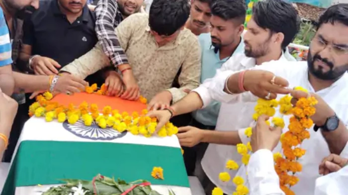 असम में शहीद हुए जवान विष्णु बघेल का पार्थिव शरीर परसवाड़ा पहुंचा, राजकीय सम्मान के साथ हुआ अंतिम संस्कार