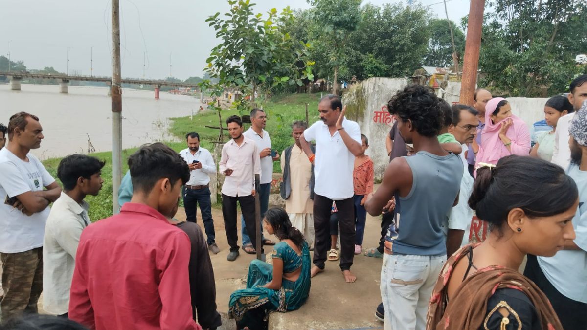 डिंडौरी में परिवार से हुआ झगड़ा, पुल से महिला कूदी; घाट पर युवकों ने भी लगाई छलांग