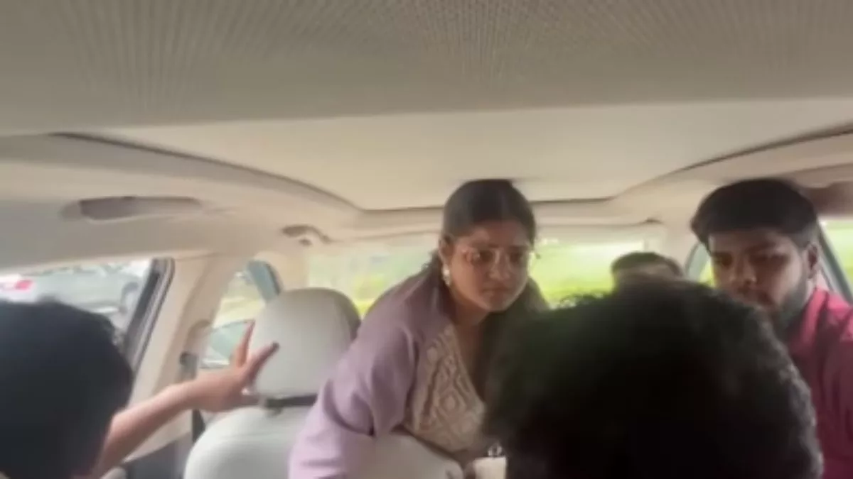 Amity University की छात्रा की दबंगई... कार में घुसकर युवक को जड़े 50-60 थप्पड़, वीडियो किया वायरल