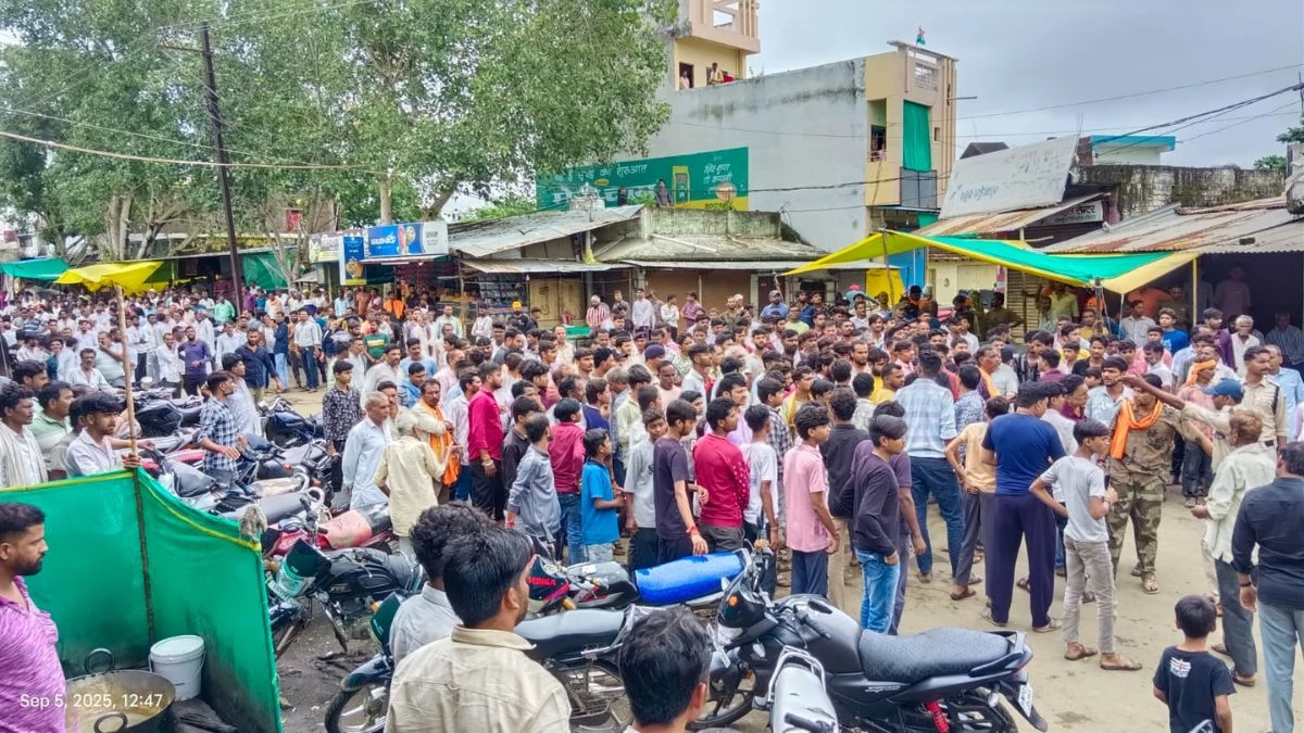ईद मिलादुन्नबी के जुलूस में भगवा ध्वज पर लिखा 'इस्लाम जिंदाबाद', खंडवा में फहराए गए तालिबानी झंडे