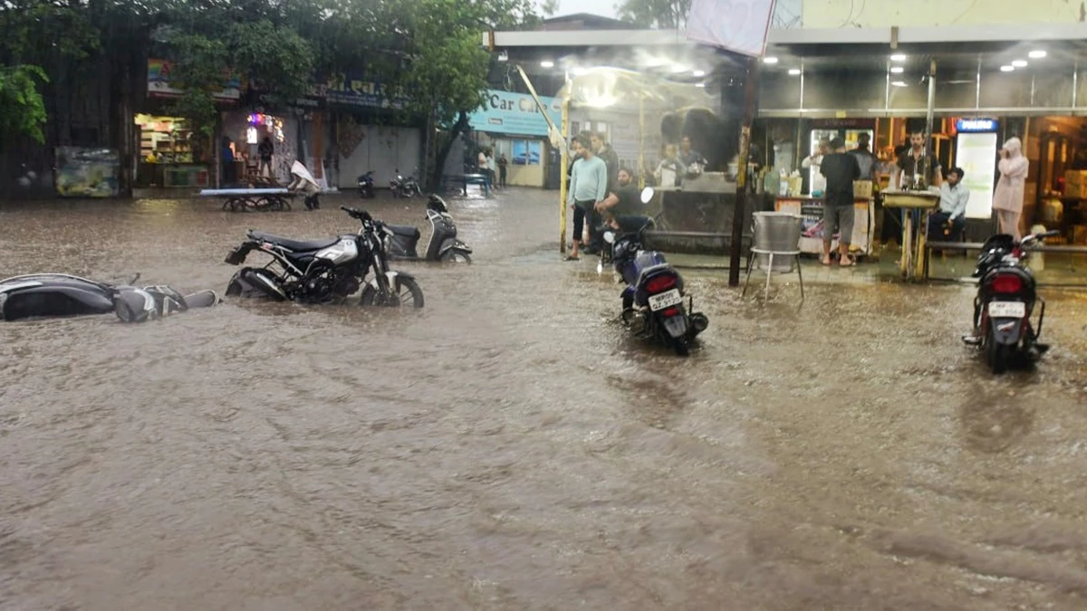 Indore Weather Update: इंदौर में आज दिनभर रुक-रुककर होगी बारिश, अनंत चतुर्दशी की झांकियों पर पड़ सकता है असर