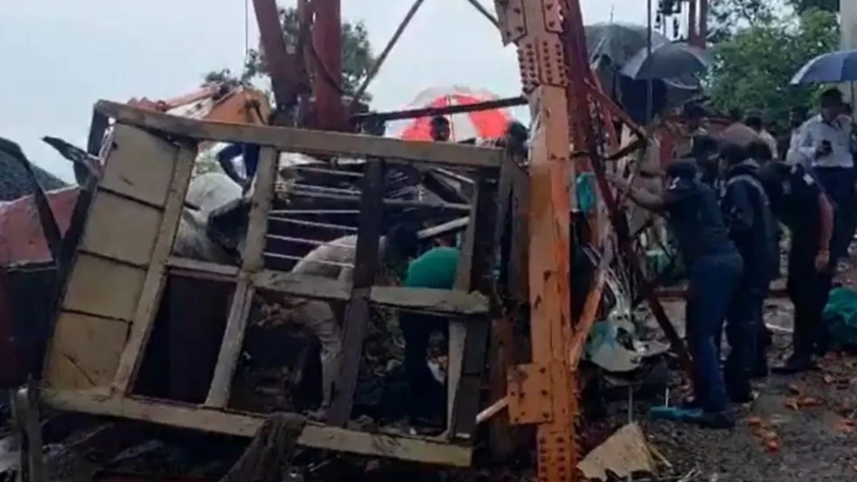 गुजरात के पावागढ़ में हादसा, मालवाहक रोपवे गिरने से 6 लोगों की मौत