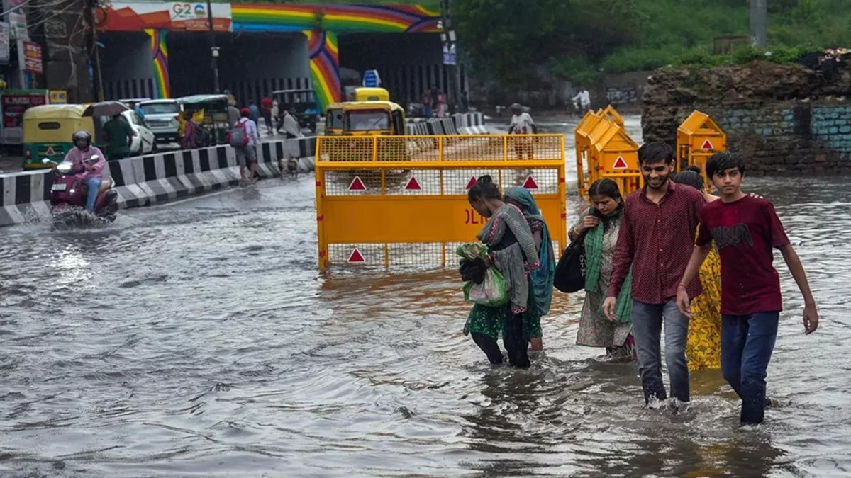 Weather Update: दिल्ली में बाढ़ और उमस से दिक्कतें बढ़ी, UP-बिहार-उत्तराखंड में भारी बारिश का अलर्ट, पंजाब के 2000 गांव डूबे