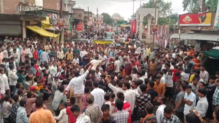 अशोक नगर के पिपरई में बवाल, हनुमान जी की प्रतिमा में मारी कुल्हाड़ी, विरोध में सडक़ पर उतरे श्रद्धालु