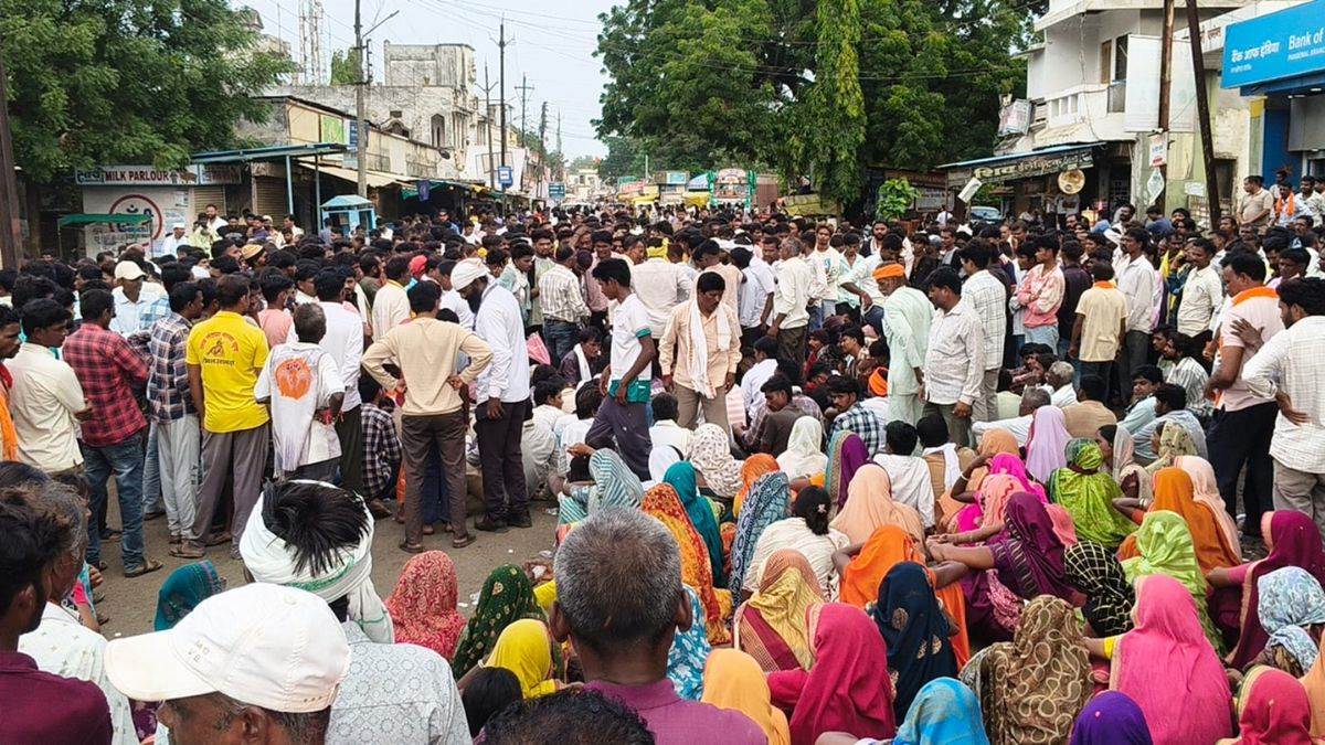 बड़वानी में नौवीं की छात्रा की मौत पर भड़के परिजन, छह घंटे हाईवे किया जाम, अधीक्षिका को हटाने और निष्पक्ष जांच के आश्वासन पर माने