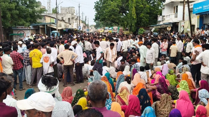 बड़वानी के कन्या शिक्षा परिसर में नौवीं की छात्रा की मौत पर भड़के परिजन, छह घंटे तक हाईवे किया जाम, अधीक्षिका को हटाने और निष्पक्ष जांच के आश्वासन पर माने
