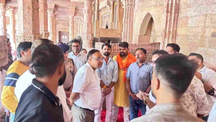 भोजशाला में 29 मिनट रहे कमिश्नर, नक्शा देखा और नमाज स्थल का भी लिया जायजा, व्यवस्थाओं की ली जानकारी