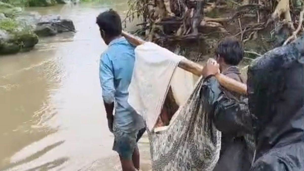 छिंदवाड़ा में फिर डोली बनी एंबुलेंस, तीन उफनती नदियों को पार कर दमुआ लाई गई बीमार नवविवाहिता