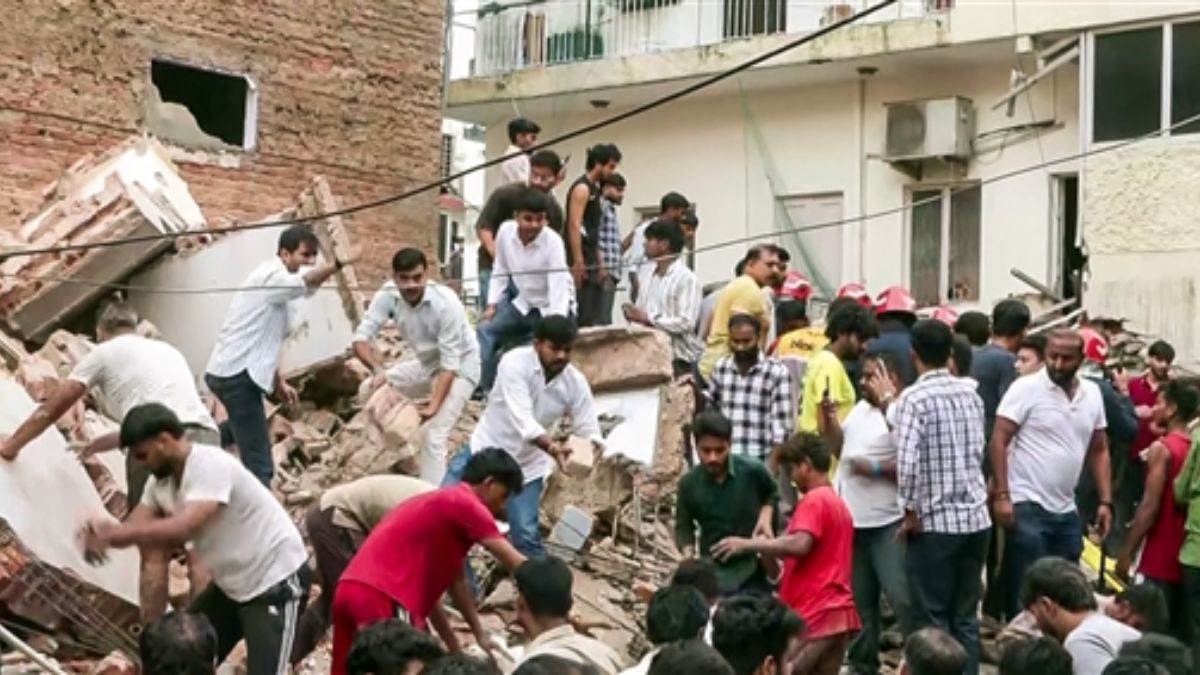 दिल्ली के सत्य निकेतन में 4 मंजिला इमारत ढही, 3 की मौत, कई गंभीर, रेस्क्यू ऑपरेशन जारी