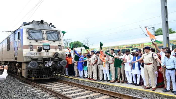 MP-CG रेल यात्रियों को मिली बड़ी राहत, बिलासपुर-इंदौर नर्मदा एक्सप्रेस अब वेंकटनगर में भी रुकेगी; बदला कई स्टेशनों का समय
