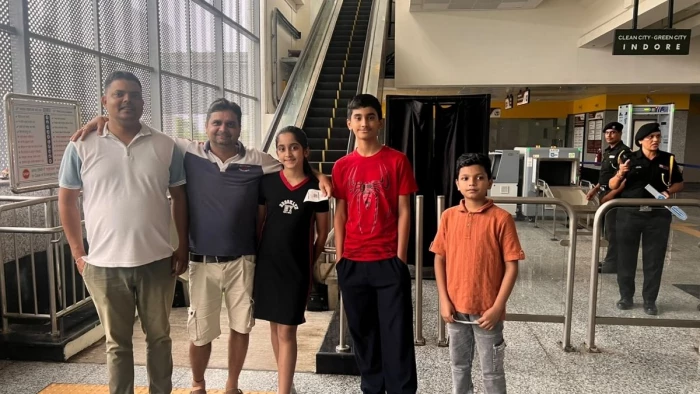 इंदौर मेट्रो में पहले दिन दिख रहा जबरदस्त क्रेज, बच्चों संग पहुंच रहे परिवार