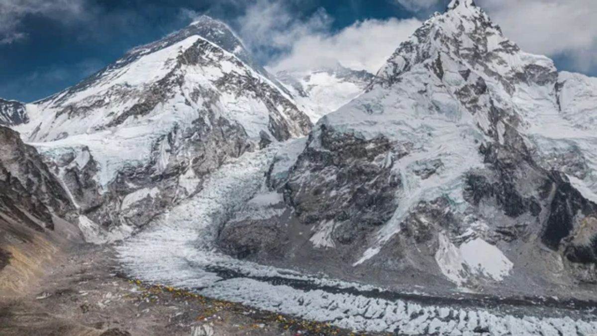 माउंट एवरेस्ट पर खुम्बु ग्लेशियर को पिघला रहा इंसानों का पेशाब, हर साल 2500 टन बर्फ बन रही पानी