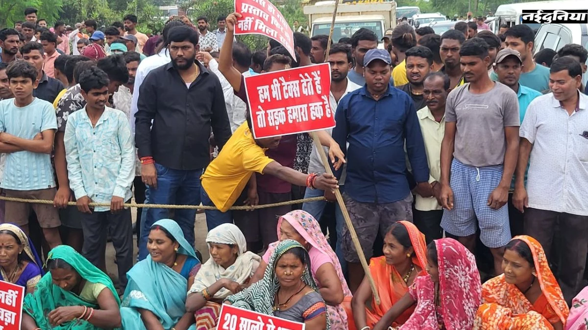 CG News: 18 साल से सड़क की समस्या से जूझ रहे ग्रामीणों का फूटा आक्रोश, नेशनल हाईवे किया जाम