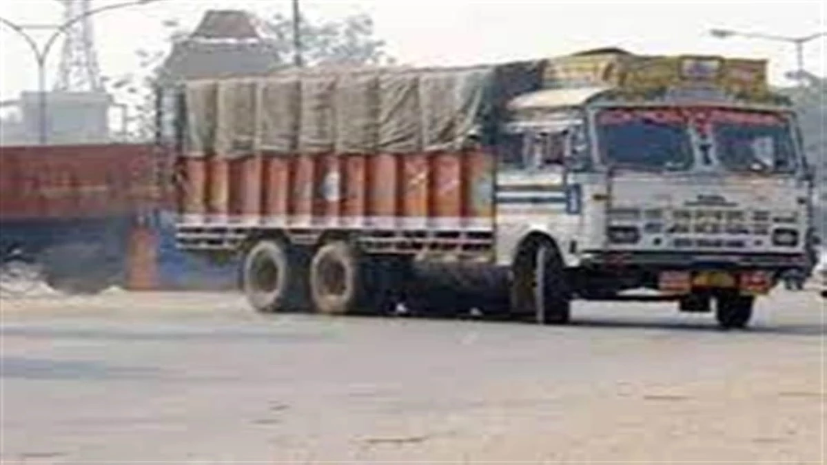 इंदौर में ट्रांसपोर्टर का विरोध, नो एंट्री क्षेत्र में पार्सल बुकिंग और सप्लाई आज से पूरी तरह बंद