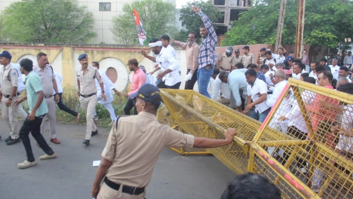MP Congress Protest: कम मुआवजे के विरोध में निकाली ट्रैक्टर रैली, कांग्रेस ने बैरिकेड तोड़कर कलेक्टर कार्यालय घेरा