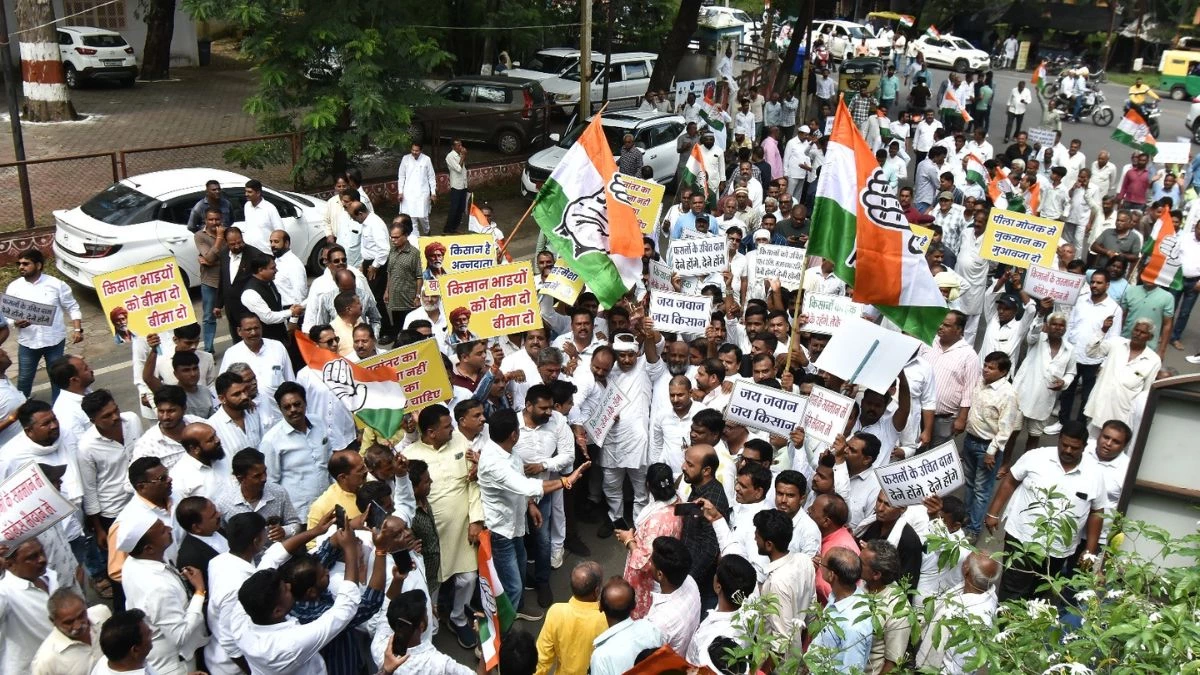 मुआवजे को लेकर कांग्रेस का हल्ला बोल: उज्जैन में सैकड़ों कार्यकर्ताओं के साथ कलेक्टर कार्यालय का किया घेराव