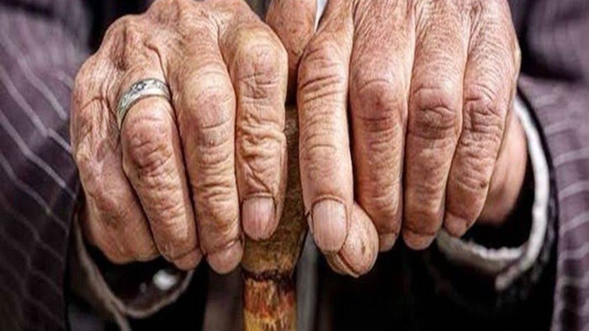 डिंडौरी में मृत बताकर कल्याणी पेंशन के दो लाख रुपये निकाले, महिला बोली- साहब मैं जिंदा हूं...