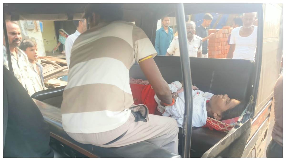 चांपा: मजदूरी ही सहारा था... 11 केवी लाइन ने पति को छीन लिया, घायल पत्नी अस्पताल में पति का नाम पुकार रही है