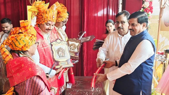 राजशाही ठाठ-बााट में गोंड राजघराने के वंशजों को सम्मानित कर सीएम बोले, मैं धन्य हुआ