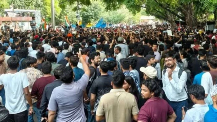 SIR के विरोध में विपक्ष एकजुट, 19 दलों के 150 सांसद करेंगे चुनाव आयोग का घेराव, RAF तैनात