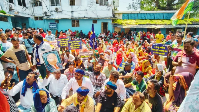 इंदौर में सफाई व्यवस्था ठप! 8 हजार कर्मचारियों की हड़ताल जारी, सड़कों पर पसरा कचरा, बुधवार को भी काम बंद