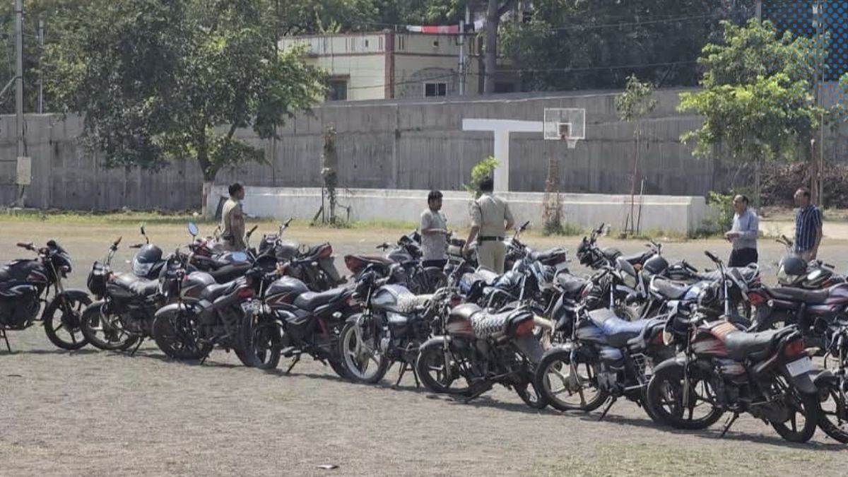 पलक झपकते ही बाइक पार करने वाला गिरोह पकड़ाया, खंडवा पुलिस ने बरामद की 61 मोटरसाइकिलें