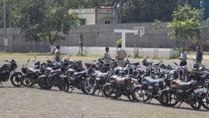 पलक झपकते ही बाइक पार करने वाला गिरोह पकड़ाया, खंडवा पुलिस ने बरामद की 61 मोटरसाइकिलें