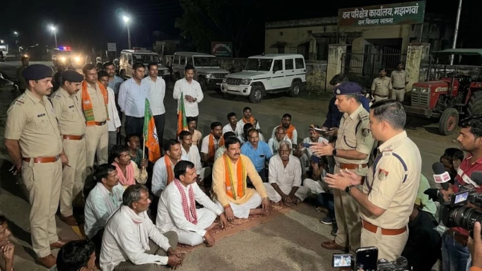सतना में ट्रैक्टर छुड़ाने के लिए बीजेपी विधायक का धरना, आधी रात तक मनाते रहे कलेक्टर और एसएसपी, सीएम से बातचीत के बाद किया समाप्त