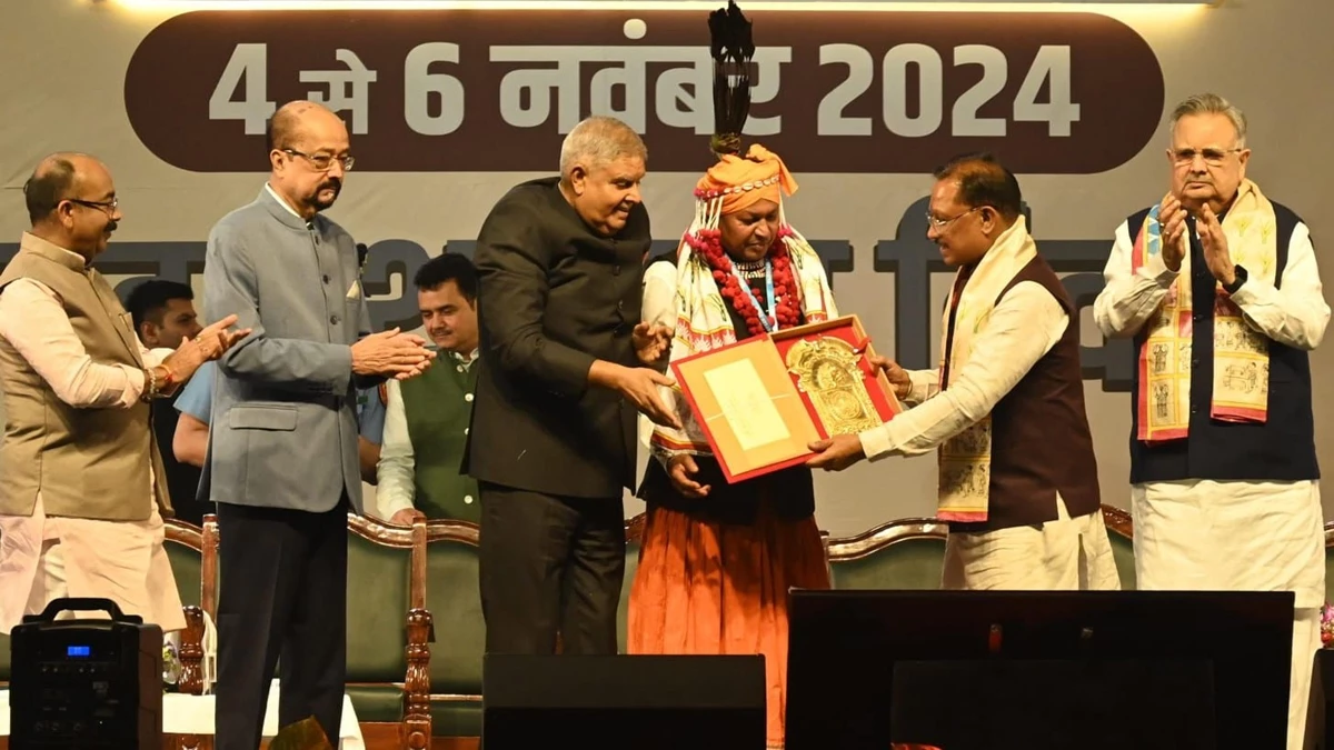 छत्‍तीसगढ़ राज्योत्सव में उपराष्ट्रपति बोले- निस्वार्थ सेवा के नाम पर श्रद्धा को परिवर्तन करने का हो रहा प्रयास, 36 हस्तियां हुईं सम्‍मानित