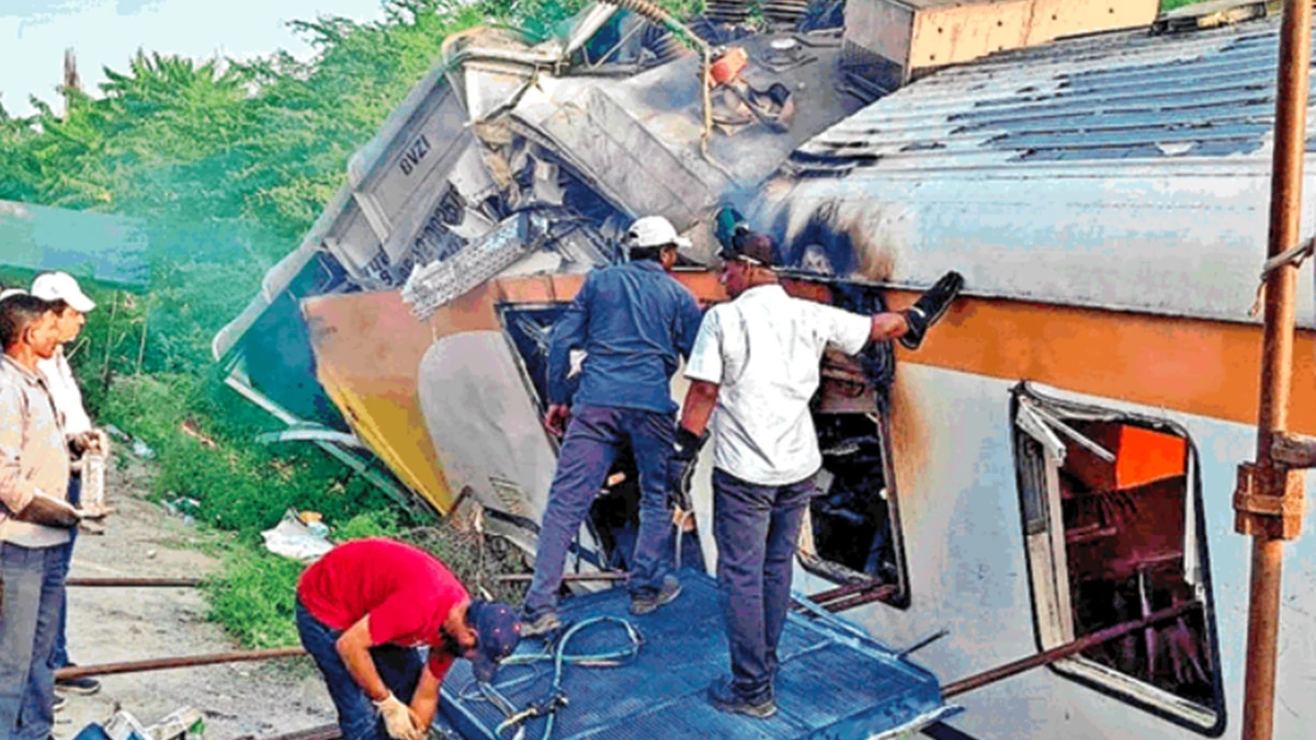 Bilaspur Train Accident: रेड सिग्नल को लांघकर मालगाड़ी से भिड़ी थी मेमू ट्रेन, रिपोर्ट में सामने आई वजह