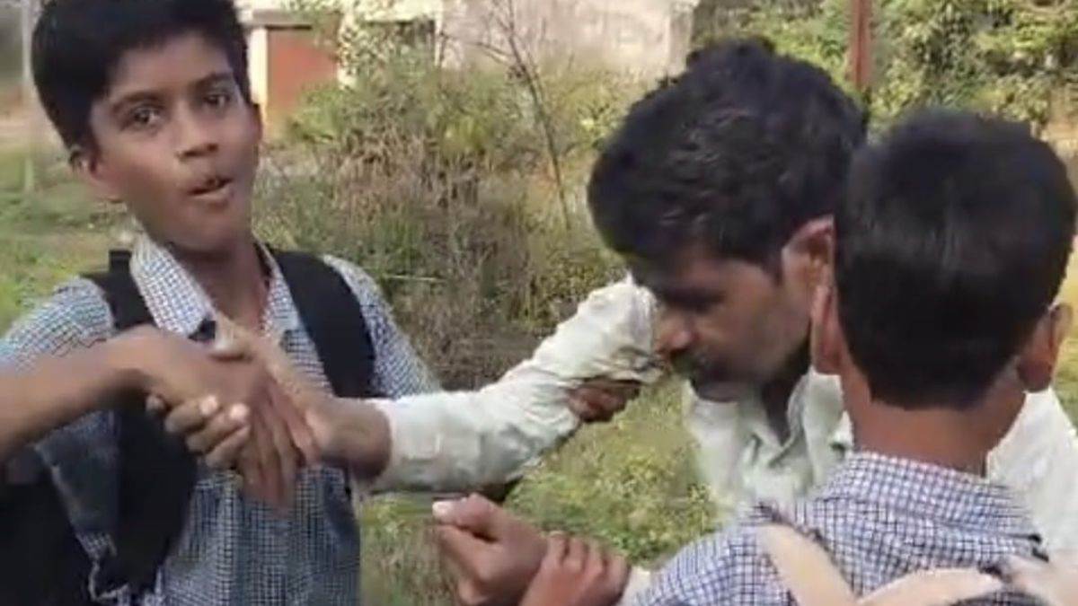 स्कूल के पास शराब पीकर झूम रहा था प्रधान पाठक, छात्र संभालते रहे, VIDEO वायरल