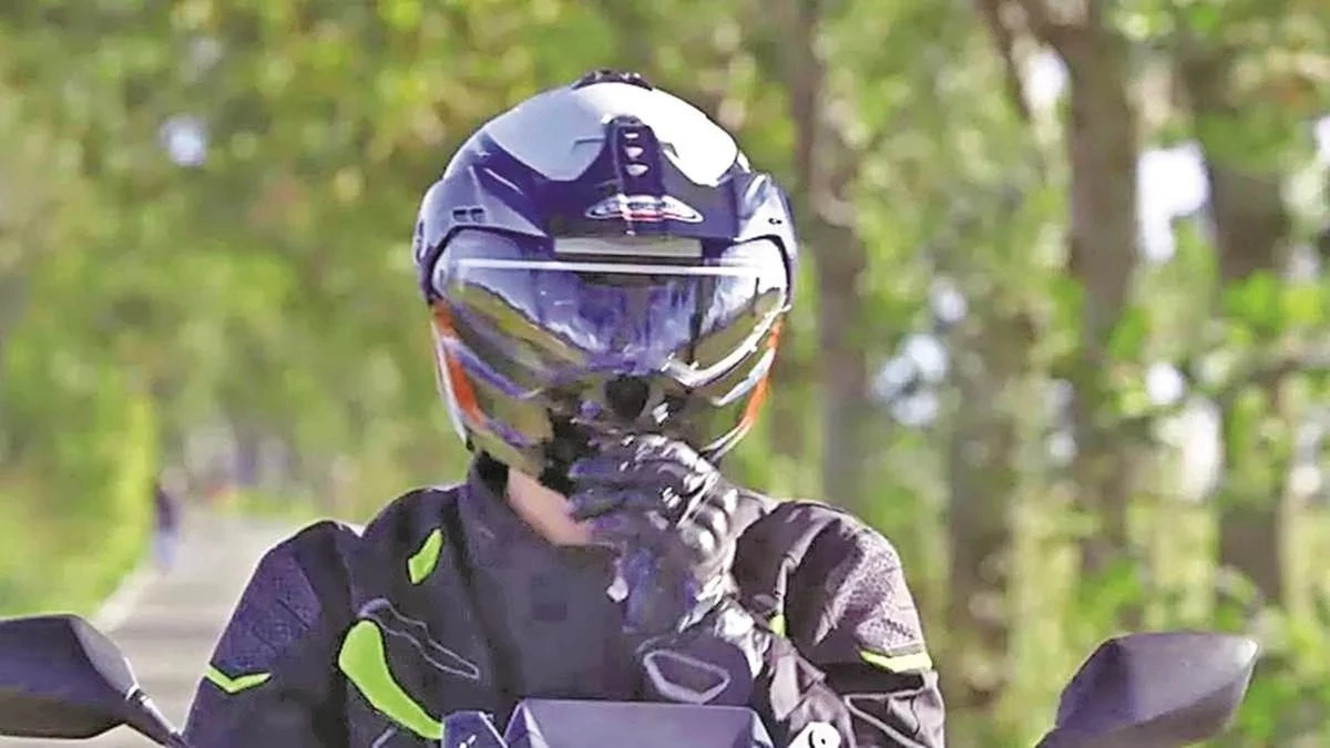 हेलमेट लगाकर नहीं निकले, पुलिस दिखी तो मोड़ी बाइक, महिला बोलीं - बाजार तक ही जाना था