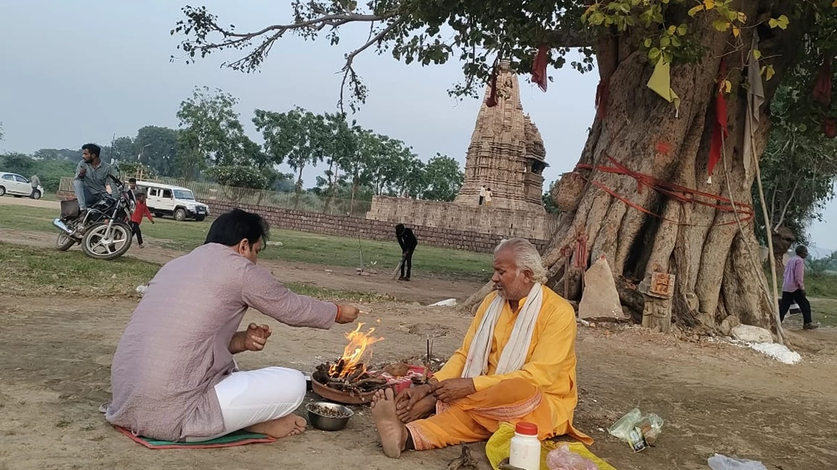 खजुराहो के जवारी मंदिर को लेकर याचिका लगाने वाले राकेश दलाल ने मंदिर के बाहर किया हवन