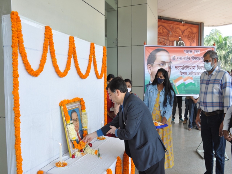 बिलासपुर रेलवे जोन कार्यालय में डा.आंबेडकर के महापरिनिर्वाण दिवस पर श्रद्धा सुमन अर्पित किए