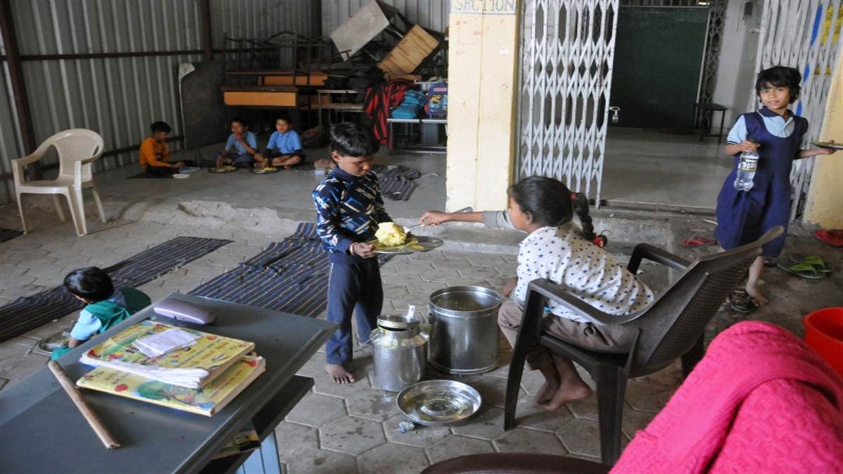 Bhopal News: बच्चों को मध्यान्ह भोजन को लेकर कोई निगरानी नहीं, एक-दूसरे पर डाल रहे हैं जिम्मेदारी