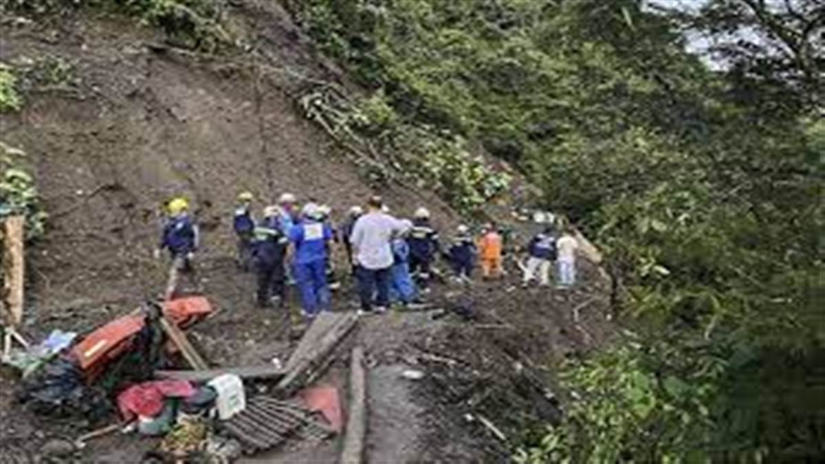 Colombia landslide: कोलंबिया में भूस्खलन के कारण बस खाई में गिरी, 34 की मौत