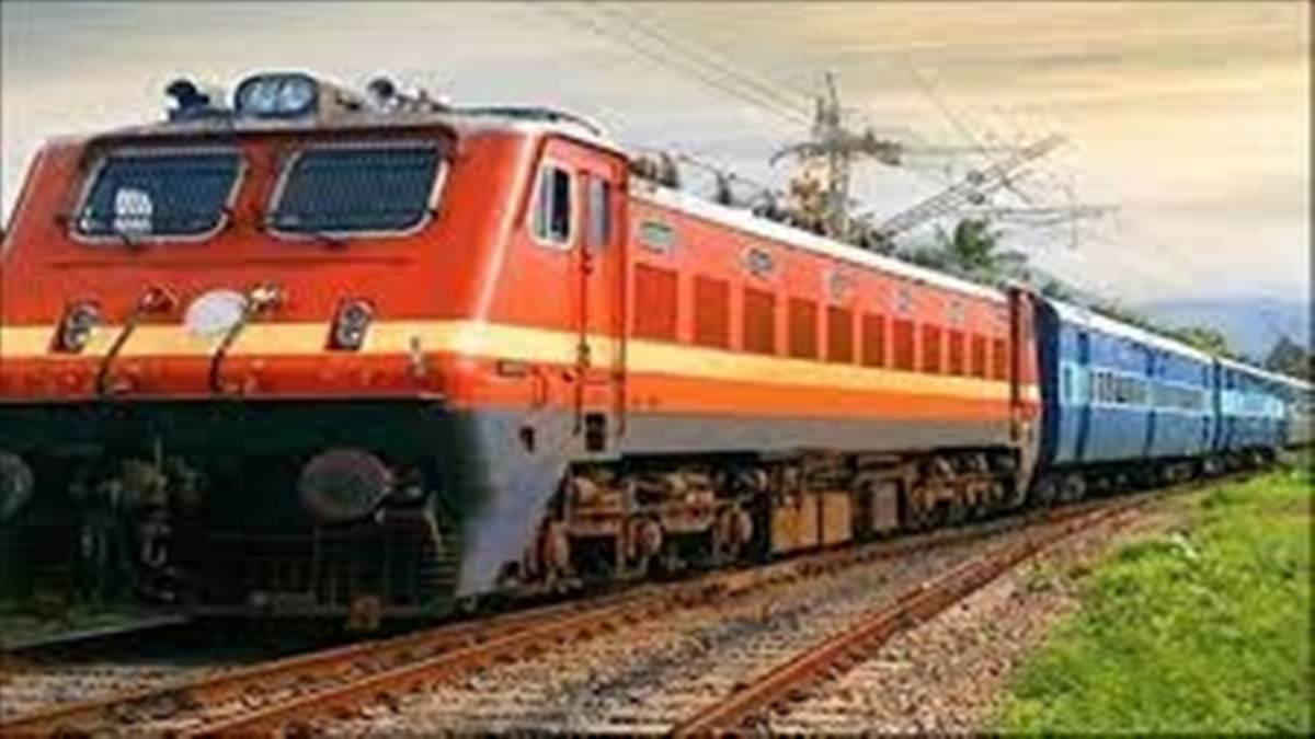 Jabalpur Railway News : स्टेशन पर दक्षिण भारत को नृत्य देख उत्साहित हुए रेल कर्मचारी