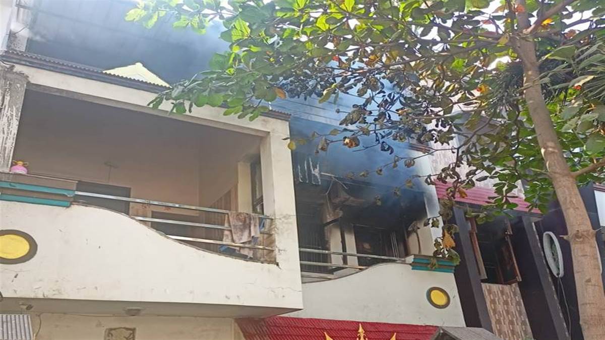 Fire Break in Raipur: पुलिस में पदस्थ हवलदार के बंद घर में लगी आग, पुलिस व दमकल की टीम मौके पर मौजूद